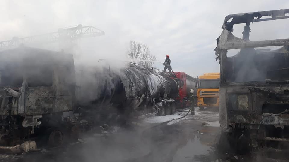 В Николаеве после обстрелов загорелись автомобили с пальмовым маслом (ФОТО, ВИДЕО) 6