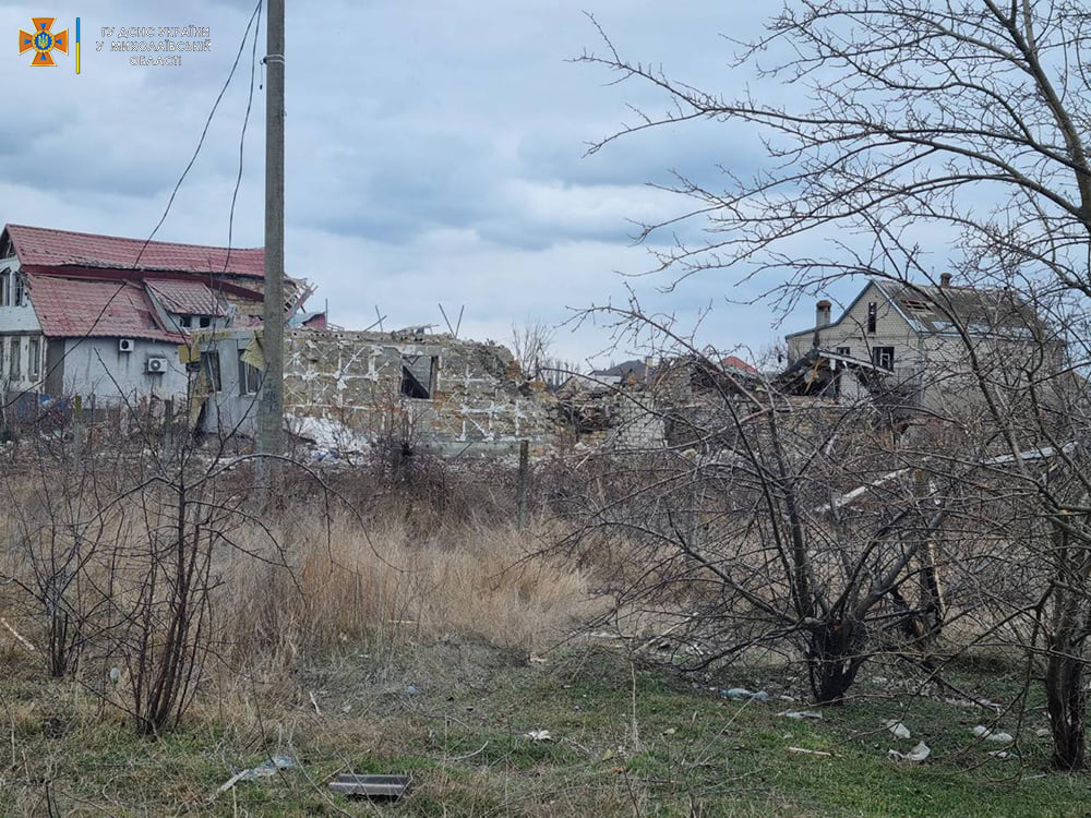 После обстрелов: в Николаеве спасатели достали из-под завалов дома женщину (ФОТО) 6