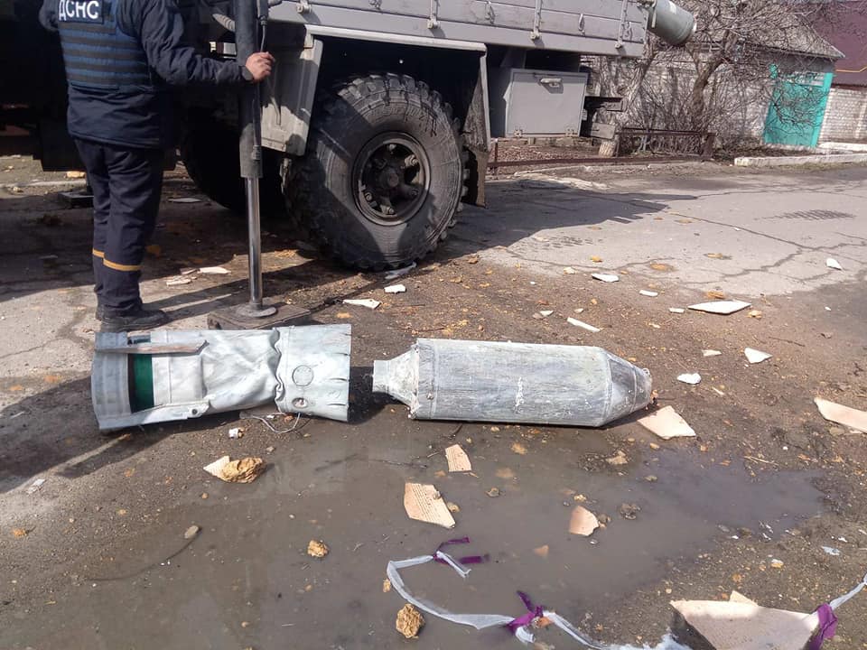 Фугасні бомби, касетні бойові елементі, артснаряди та міни – що сьогодні в Миколаєві знешкоджували після обстрілів російськими окупантами (ФОТО) 5