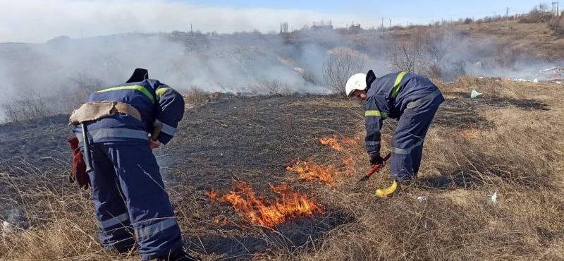 Пожежі в екосистемах, гасіння авто та укріплення пошкодженої обстрілами рашистів п’ятиповерхівки у Вознесенську: інформація від рятувальників Миколаївщини (ФОТО) 2