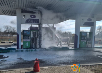 В Николаеве спасатели потушили пожар на АЗС, возникший в результате обстрелов оккупантами, – есть погибшие и раненые (ФОТО)