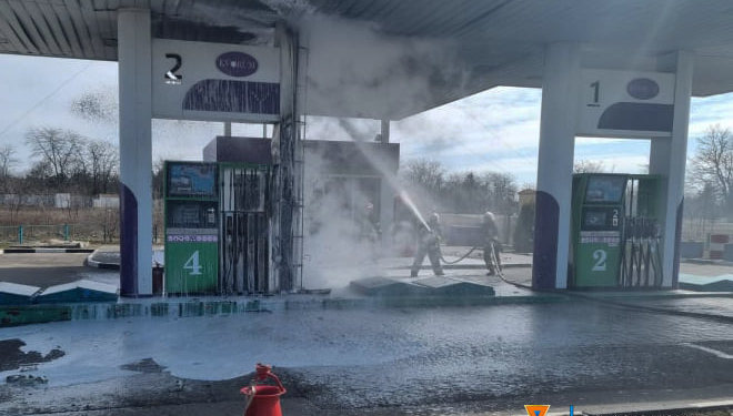 В Николаеве спасатели потушили пожар на АЗС, возникший в результате обстрелов оккупантами, – есть погибшие и раненые (ФОТО)