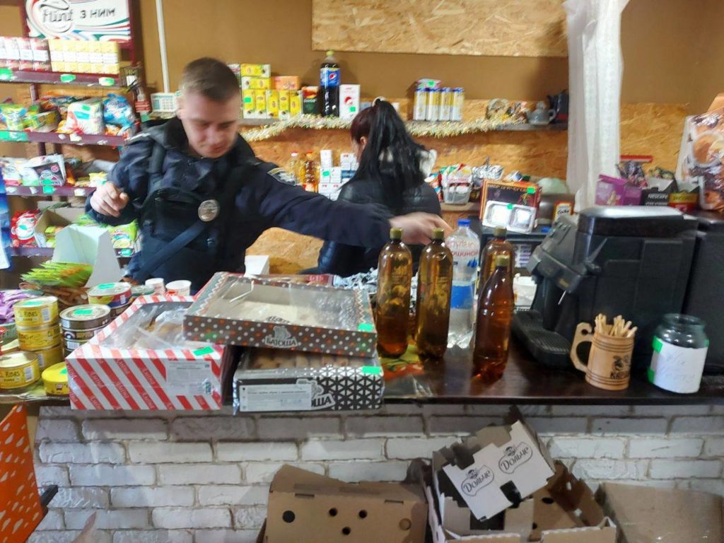 В Николаеве «накрыли» магазин, где торговали суррогатным алкоголем (ФОТО) 5