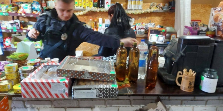 В Николаеве «накрыли» магазин, где торговали суррогатным алкоголем (ФОТО)