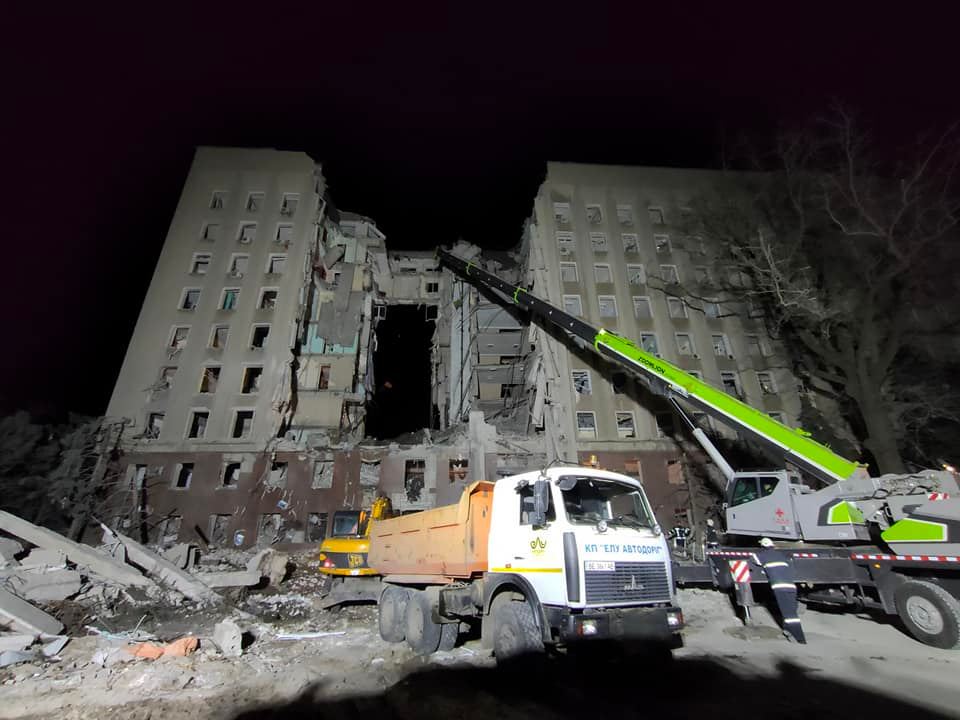 Разбор завалов здания Николаевской ОВА: спасатели ночью нашли еще одного погибшего (ФОТО) 5