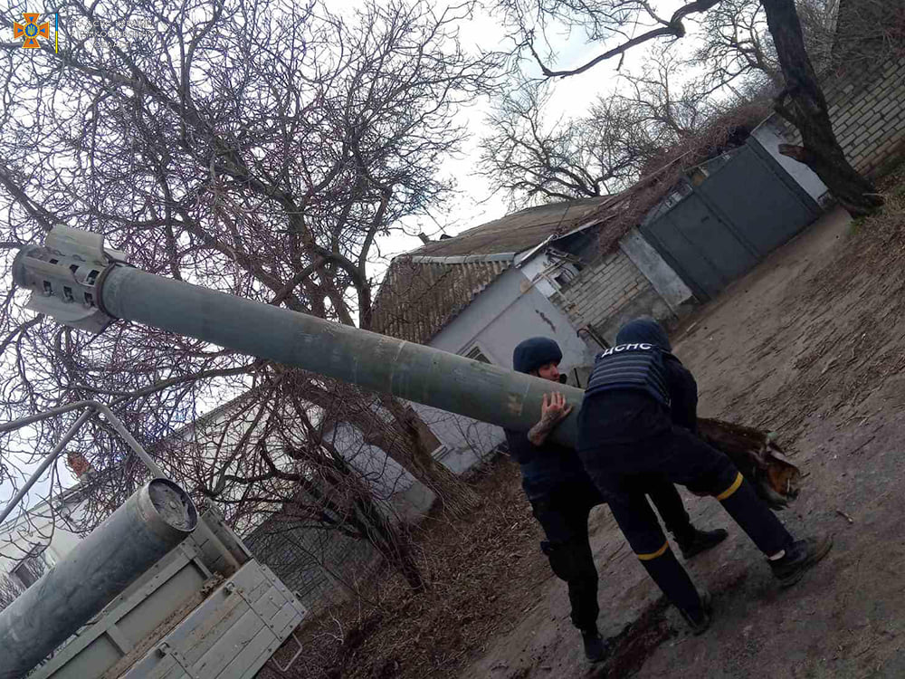 Після вчорашніх обстрілів: в Миколаєві рятувальники вилучили 4 касетних елементи та 10 «Смерчів» (ФОТО) 8