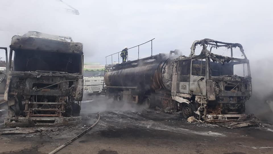 В Николаеве после обстрелов загорелись автомобили с пальмовым маслом (ФОТО, ВИДЕО) 8