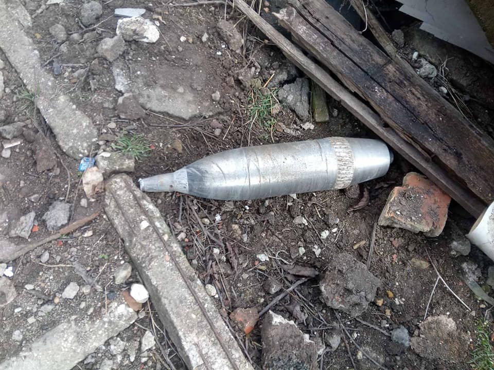Фугасні бомби, касетні бойові елементі, артснаряди та міни – що сьогодні в Миколаєві знешкоджували після обстрілів російськими окупантами (ФОТО) 7