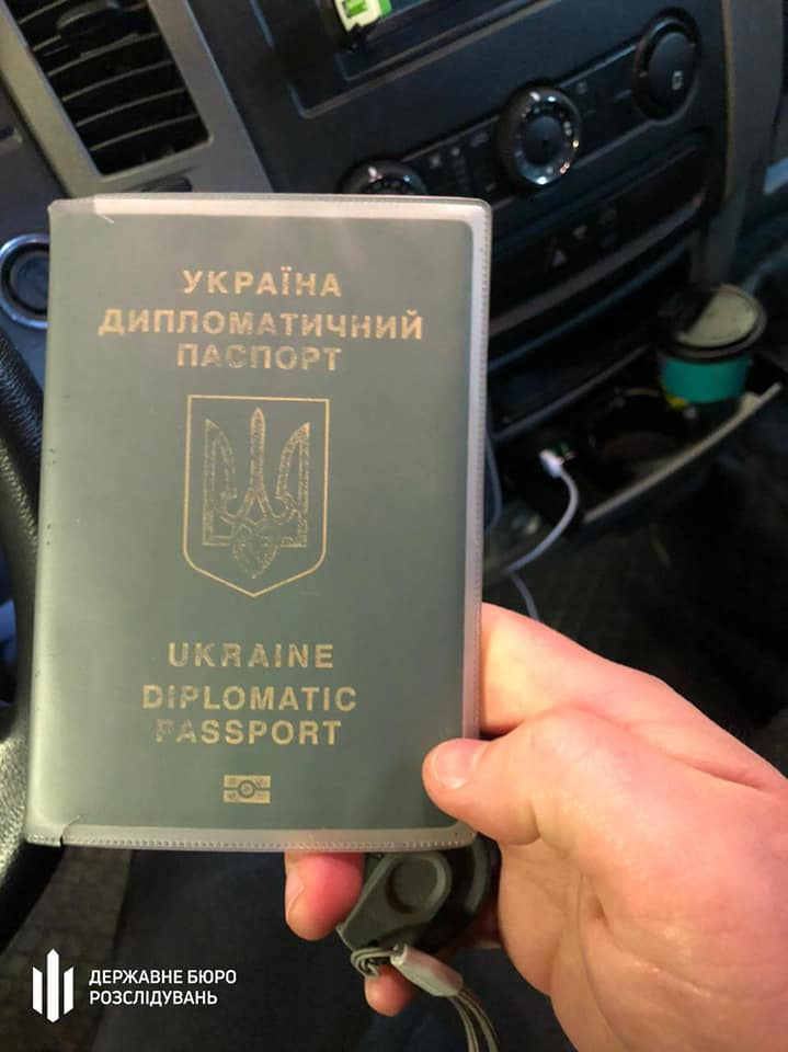 ДБР передало на потреби армії $1 млн, вилучених рік тому при спробі вивезення їх за кордон дипломатами-контрабандистами (ФОТО) 8