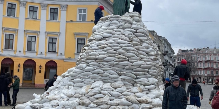 Одесситы спасают Дюка: вокруг памятника выложат более тысячи мешков с песком (ФОТО)