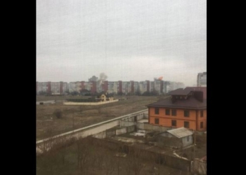 В Херсоне снаряд попал в многоэтажку (ВИДЕО)