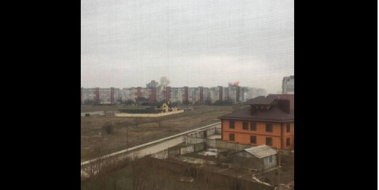 В Херсоне снаряд попал в многоэтажку (ВИДЕО)