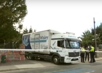 В Ирландии водитель грузовика в знак протеста против войны в Украине протаранил ворота посольства РФ (ВИДЕО)