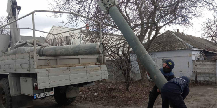 Після вчорашніх обстрілів: в Миколаєві рятувальники вилучили 4 касетних елементи та 10 «Смерчів» (ФОТО)