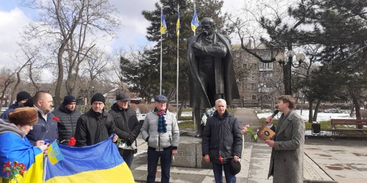 У Миколаєві під канонаду та сирени повітряної тривоги відзначили 208-річчя Тараса Шевченка (ФОТО)