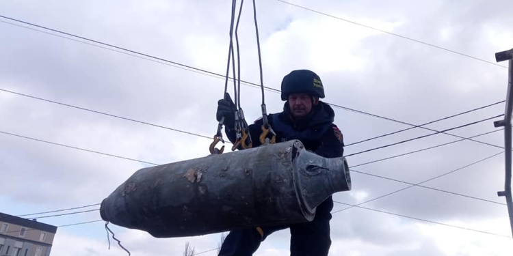 Фугасні бомби, касетні бойові елементі, артснаряди та міни – що сьогодні в Миколаєві знешкоджували після обстрілів російськими окупантами (ФОТО)