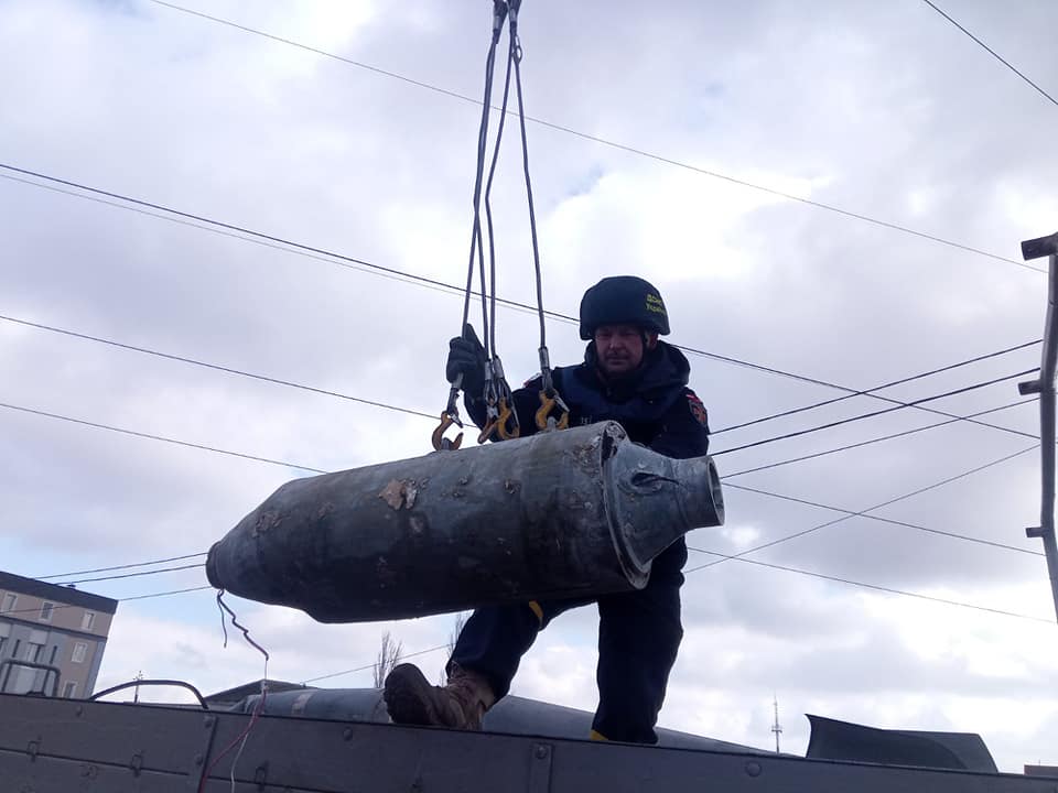 Фугасні бомби, касетні бойові елементі, артснаряди та міни – що сьогодні в Миколаєві знешкоджували після обстрілів російськими окупантами (ФОТО) 9