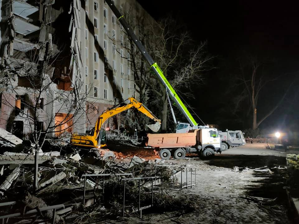 Разбор завалов здания Николаевской ОВА: спасатели ночью нашли еще одного погибшего (ФОТО) 9