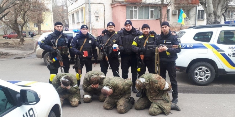 Неподалеку от Николаева полицейские охраны взяли в плен 4 российских оккупантов (ФОТО, ВИДЕО)