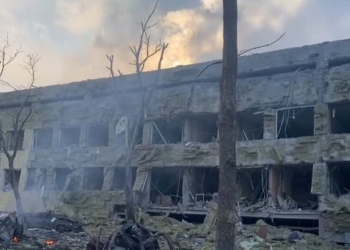 В Мариуполе самолеты РФ разбомбили детскую больницу. Возможно, роддом уничтожен тоже (ВИДЕО)