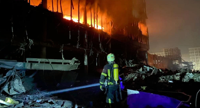 Ночной ракетный обстрел Киева: 8 погибших, горел ТЦ и парковка с авто (ВИДЕО)