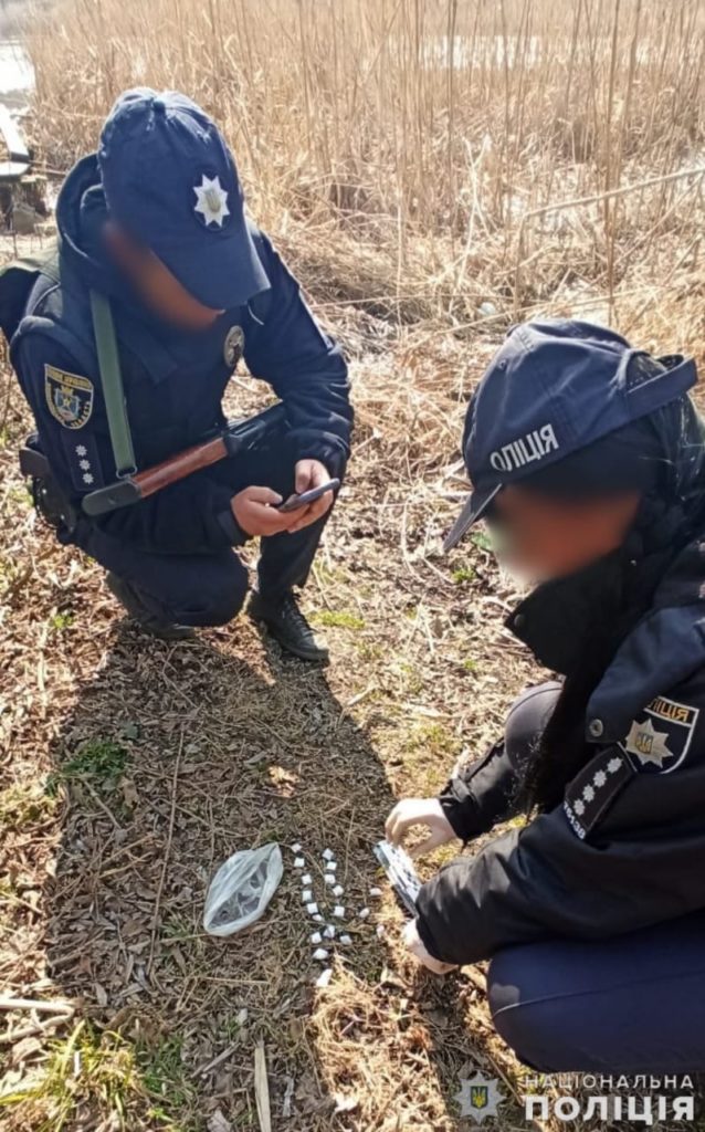 На Николаевщине задержали жительницу соседней области, которая успела разложить 90 «закладок» с наркотиками, и у нее еще с собой было (ФОТО) 11