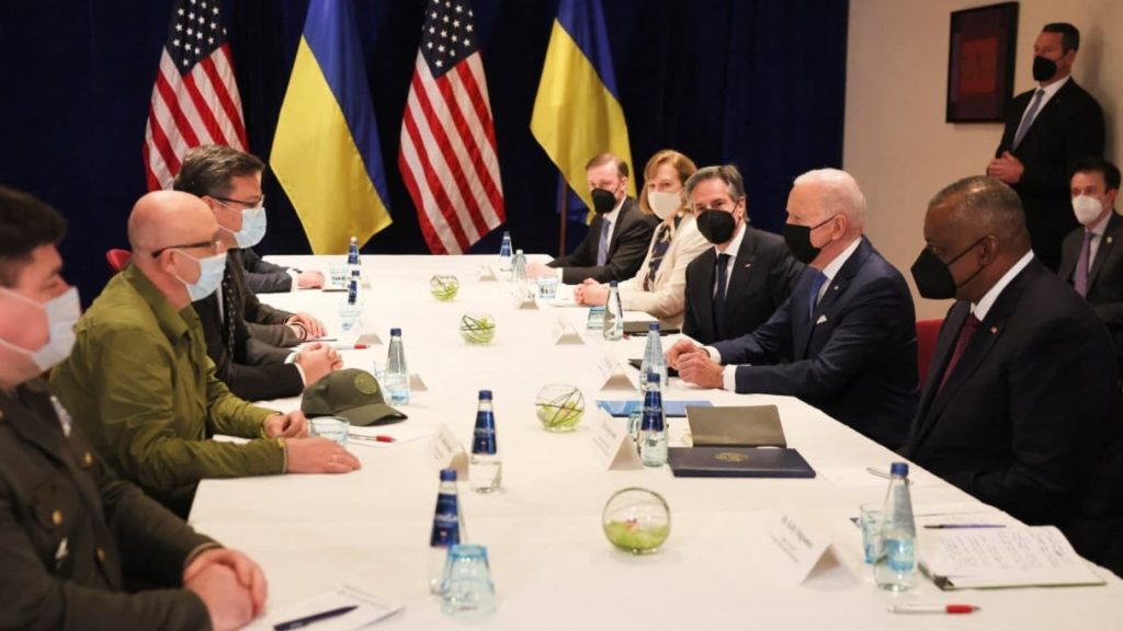 США будут с Украиной до победы — Байден на встрече с Кулебой и Резниковым (ВИДЕО) 1