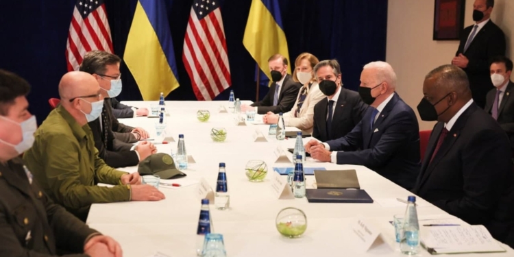 США будут с Украиной до победы — Байден на встрече с Кулебой и Резниковым (ВИДЕО)