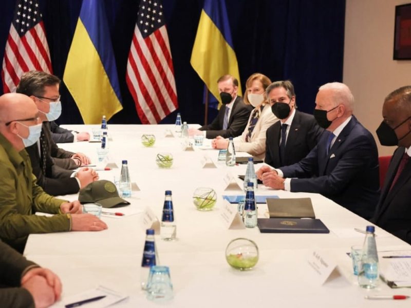 США будут с Украиной до победы — Байден на встрече с Кулебой и Резниковым (ВИДЕО)