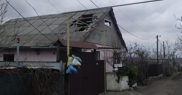 На окраине Николаева спасатели ликвидируют последствия вражеских обстрелов (ФОТО)