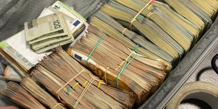 ДБР передало на потреби армії $1 млн, вилучених рік тому при спробі вивезення їх за кордон дипломатами-контрабандистами (ФОТО)