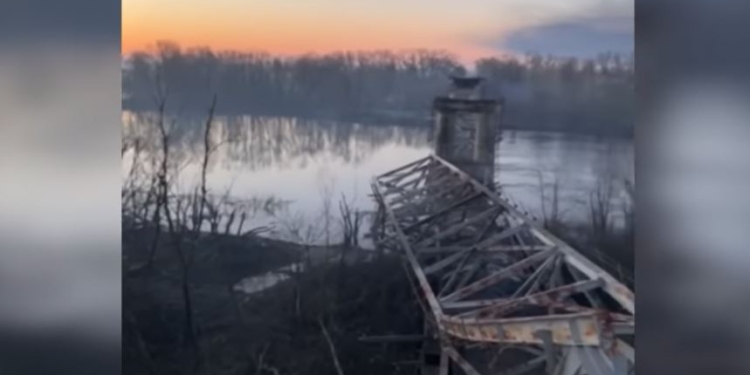 Рашисты взорвали мост через Десну, отрезав Чернигов от сообщения с Киевом (ВИДЕО)