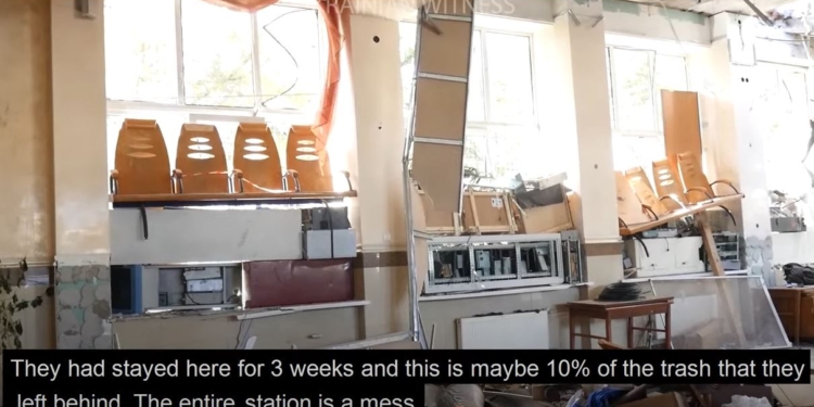 Спасатели показали “базу” рашистов в освобожденном Тростянце: ели, спали и…ходили в туалет в одном месте (ФОТО, ВИДЕО)