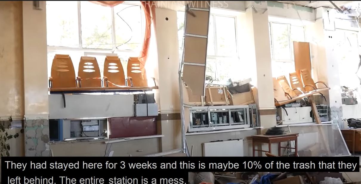 Спасатели показали “базу” рашистов в освобожденном Тростянце: ели, спали и…ходили в туалет в одном месте (ФОТО, ВИДЕО)