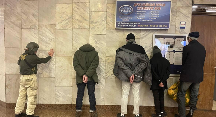 В Киеве в метро поймали диверсантов с патронами в детской игрушке (ВИДЕО)