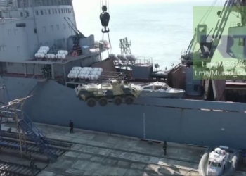 Рашисты используют порт в Бердянске для доставки военной техники (ВИДЕО)