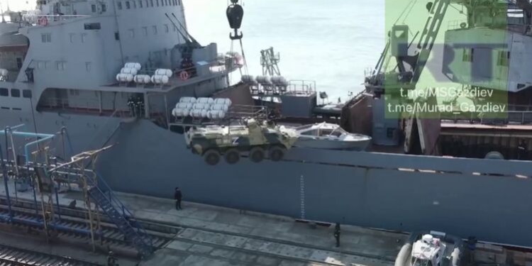 Рашисты используют порт в Бердянске для доставки военной техники (ВИДЕО)