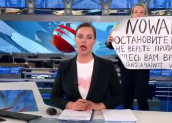 Бунт? В РФ на ЦТВ в программе “Время” за спиной ведущей появилась женщина с плакатом “Нет войне” (ВИДЕО)