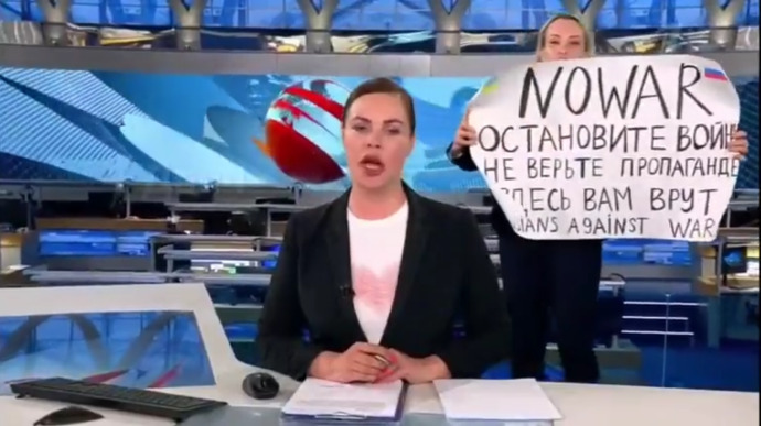 Суд оштрафовал на 30 тыс. рублей Овсянникову, которая вышла с плакатом против войны в эфир российского телеканала 1