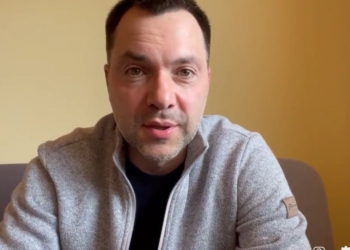 Арестович заявил, что в украинцах, увидивших “зраду” в переговорах, “сидит Россия”, и назвал их рашистскими ботами (ВИДЕО)