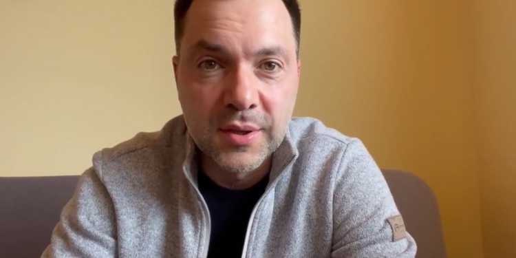 Арестович заявил, что в украинцах, увидивших “зраду” в переговорах, “сидит Россия”, и назвал их рашистскими ботами (ВИДЕО)