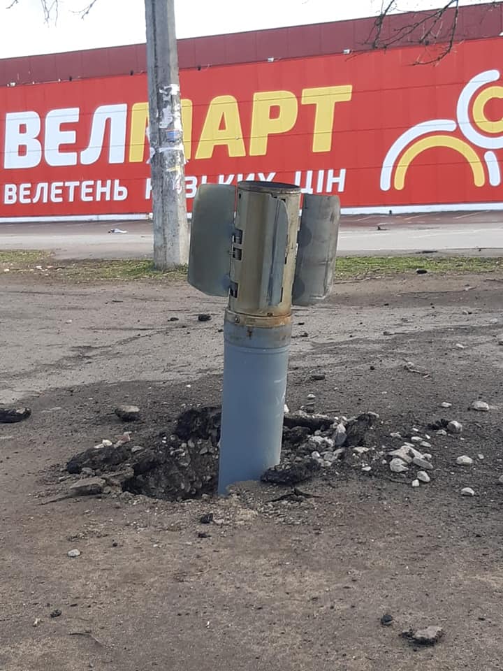 Фугасні бомби, касетні бойові елементі, артснаряди та міни – що сьогодні в Миколаєві знешкоджували після обстрілів російськими окупантами (ФОТО) 17