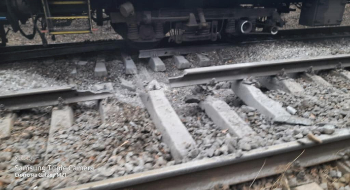 Оккупанты подорвали железнодорожные пути, по которым должны были эвакуировать из Ирпеня в Киев, жителей повезут автобусами