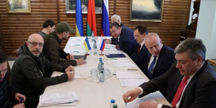 Переговоры между Украиной и РФ прошли таки в Беловежской пуще, Подоляк подвел итоги (ВИДЕО)