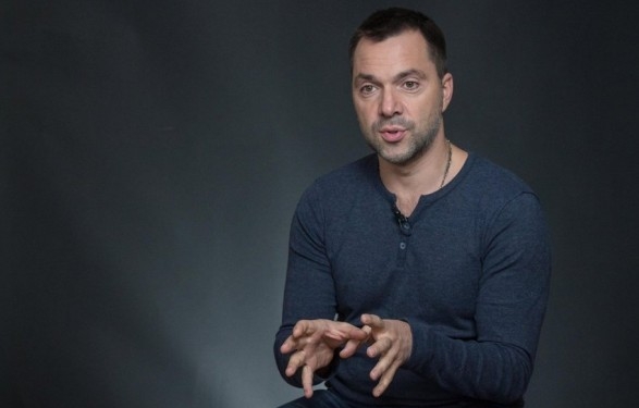 Третьи сутки шторм не дает высадиться десанту РФ возле Одессы или Николаева, – Арестович