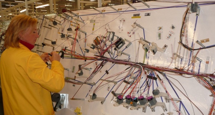 Європейські автоконцерни тимчасово призупиняють виробництво через дефіцит українських кабелів