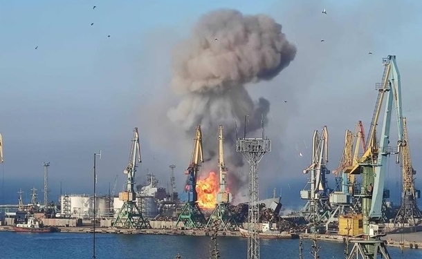 В Бердянке, помимо уничтоженного БДК, повреждены еще 3 рашистских корабля