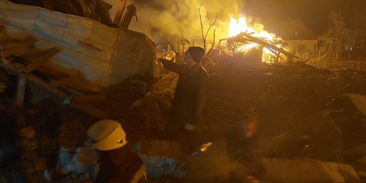 Бомбежка Житомира – 2 погибших, много раненых, из-под завалов достают детей (ФОТО)