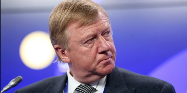 Чубайс подал в отставку и уехал из РФ