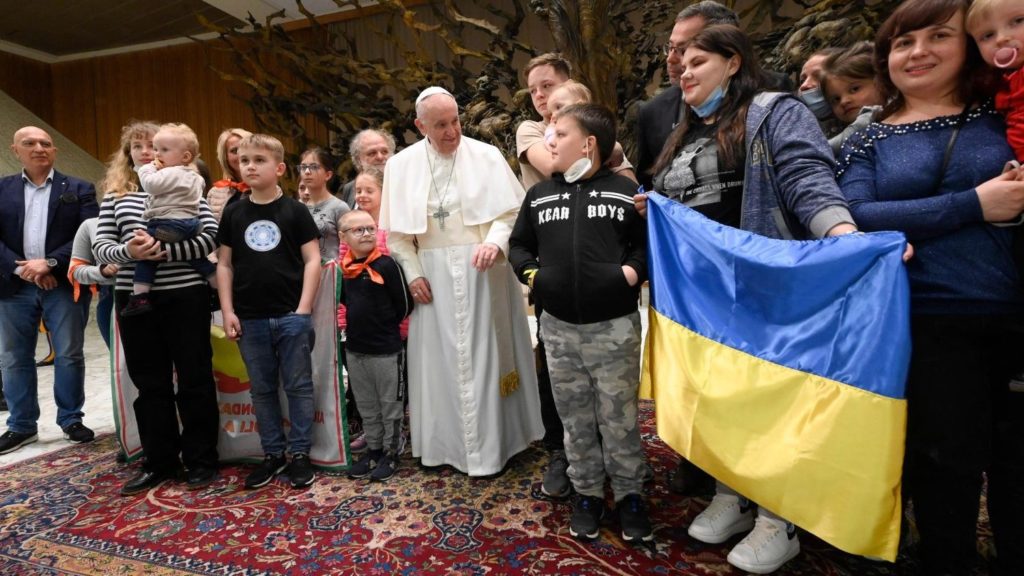 Папа Римский встретился в Италии с украинскими беженцами, дети подарили ему свои рисунки (ФОТО) 7